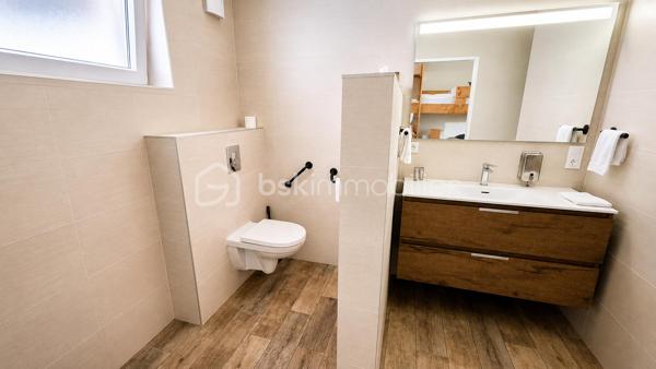 ENSEMBLE IMMOBILIER 270 m² – MAISON, RESTAURANT ET 2 CHAMBRES D'HÔTES

Situé à Marckolsheim, au bord du Canal du Rhône au Rhin et sur le parcours de l'Euro Vélo 15, cet ensemble immobilier entièrement rénové développe environ 270 m² habitables et offre un cadre exceptionnel au cœur de l'Alsace.

L'ensemble comprend :

• Une ancienne maison éclusière rénovée d'environ 110 m² habitables comprenant une vaste pièce de vie, 3 chambres dont une avec dressing, salle de bains, cave et espace bien-être avec spa 6 personnes.

La propriété bénéficie d'une vue panoramique remarquable sur la plaine d'Alsace et les reliefs vosgiens. Les couchers de soleil y offrent un spectacle naturel particulièrement apprécié par la clientèle du restaurant ainsi que par les hôtes de passage.

• Un restaurant entièrement rénové en 2022 d'environ 80 m² comprenant une salle d'environ 40 couverts ainsi qu'un espace de restauration extérieur d'environ 50 couverts en bordure du Canal du Rhône au Rhin.

• Deux chambres d'hôtes indépendantes d'environ 40 m² chacune, rénovées en 2022 et immédiatement exploitables.

Les points forts :

✓ Ensemble immobilier rénové
✓ Activité touristique et restauration en place
✓ Vue exceptionnelle sur la plaine d'Alsace
✓ Bord du Canal du Rhône au Rhin
✓ EuroVélo 15 à proximité immédiate
✓ Spa 6 personnes
✓ Aucun travaux à prévoir
✓ Stationnement facile
✓ Fort potentiel de développement

Situation idéale :

* Centre-ville de Marckolsheim à moins de 3 minutes
* Allemagne à proximité immédiate
* Europa-Park à environ 25 km
* Colmar à 30 minutes
* Strasbourg à 45 minutes

Un bien rare réunissant habitation, restauration et hébergement touristique dans un environnement privilégié, recherché pour son calme, sa nature et sa vue exceptionnelle.

Prix affiché optimisé dans le cadre d'une location avec option d'achat sur 18 mois. Occupation immédiate possible. Prix de vente fixé dès la signature. Les loyers versés ne sont pas déductibles du prix d'acquisition.