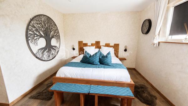 ENSEMBLE IMMOBILIER 270 m² – MAISON, RESTAURANT ET 2 CHAMBRES D'HÔTES

Situé à Marckolsheim, au bord du Canal du Rhône au Rhin et sur le parcours de l'Euro Vélo 15, cet ensemble immobilier entièrement rénové développe environ 270 m² habitables et offre un cadre exceptionnel au cœur de l'Alsace.

L'ensemble comprend :

• Une ancienne maison éclusière rénovée d'environ 110 m² habitables comprenant une vaste pièce de vie, 3 chambres dont une avec dressing, salle de bains, cave et espace bien-être avec spa 6 personnes.

La propriété bénéficie d'une vue panoramique remarquable sur la plaine d'Alsace et les reliefs vosgiens. Les couchers de soleil y offrent un spectacle naturel particulièrement apprécié par la clientèle du restaurant ainsi que par les hôtes de passage.

• Un restaurant entièrement rénové en 2022 d'environ 80 m² comprenant une salle d'environ 40 couverts ainsi qu'un espace de restauration extérieur d'environ 50 couverts en bordure du Canal du Rhône au Rhin.

• Deux chambres d'hôtes indépendantes d'environ 40 m² chacune, rénovées en 2022 et immédiatement exploitables.

Les points forts :

✓ Ensemble immobilier rénové
✓ Activité touristique et restauration en place
✓ Vue exceptionnelle sur la plaine d'Alsace
✓ Bord du Canal du Rhône au Rhin
✓ EuroVélo 15 à proximité immédiate
✓ Spa 6 personnes
✓ Aucun travaux à prévoir
✓ Stationnement facile
✓ Fort potentiel de développement

Situation idéale :

* Centre-ville de Marckolsheim à moins de 3 minutes
* Allemagne à proximité immédiate
* Europa-Park à environ 25 km
* Colmar à 30 minutes
* Strasbourg à 45 minutes

Un bien rare réunissant habitation, restauration et hébergement touristique dans un environnement privilégié, recherché pour son calme, sa nature et sa vue exceptionnelle.

Prix affiché optimisé dans le cadre d'une location avec option d'achat sur 18 mois. Occupation immédiate possible. Prix de vente fixé dès la signature. Les loyers versés ne sont pas déductibles du prix d'acquisition.