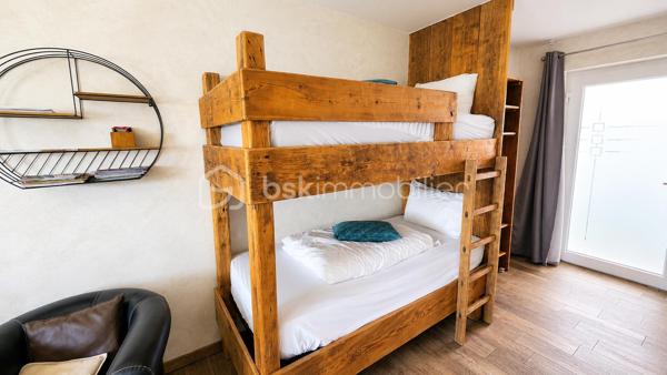 ENSEMBLE IMMOBILIER 270 m² – MAISON, RESTAURANT ET 2 CHAMBRES D'HÔTES

Situé à Marckolsheim, au bord du Canal du Rhône au Rhin et sur le parcours de l'Euro Vélo 15, cet ensemble immobilier entièrement rénové développe environ 270 m² habitables et offre un cadre exceptionnel au cœur de l'Alsace.

L'ensemble comprend :

• Une ancienne maison éclusière rénovée d'environ 110 m² habitables comprenant une vaste pièce de vie, 3 chambres dont une avec dressing, salle de bains, cave et espace bien-être avec spa 6 personnes.

La propriété bénéficie d'une vue panoramique remarquable sur la plaine d'Alsace et les reliefs vosgiens. Les couchers de soleil y offrent un spectacle naturel particulièrement apprécié par la clientèle du restaurant ainsi que par les hôtes de passage.

• Un restaurant entièrement rénové en 2022 d'environ 80 m² comprenant une salle d'environ 40 couverts ainsi qu'un espace de restauration extérieur d'environ 50 couverts en bordure du Canal du Rhône au Rhin.

• Deux chambres d'hôtes indépendantes d'environ 40 m² chacune, rénovées en 2022 et immédiatement exploitables.

Les points forts :

✓ Ensemble immobilier rénové
✓ Activité touristique et restauration en place
✓ Vue exceptionnelle sur la plaine d'Alsace
✓ Bord du Canal du Rhône au Rhin
✓ EuroVélo 15 à proximité immédiate
✓ Spa 6 personnes
✓ Aucun travaux à prévoir
✓ Stationnement facile
✓ Fort potentiel de développement

Situation idéale :

* Centre-ville de Marckolsheim à moins de 3 minutes
* Allemagne à proximité immédiate
* Europa-Park à environ 25 km
* Colmar à 30 minutes
* Strasbourg à 45 minutes

Un bien rare réunissant habitation, restauration et hébergement touristique dans un environnement privilégié, recherché pour son calme, sa nature et sa vue exceptionnelle.

Prix affiché optimisé dans le cadre d'une location avec option d'achat sur 18 mois. Occupation immédiate possible. Prix de vente fixé dès la signature. Les loyers versés ne sont pas déductibles du prix d'acquisition.