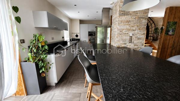 ENSEMBLE IMMOBILIER 270 m² – MAISON, RESTAURANT ET 2 CHAMBRES D'HÔTES

Situé à Marckolsheim, au bord du Canal du Rhône au Rhin et sur le parcours de l'Euro Vélo 15, cet ensemble immobilier entièrement rénové développe environ 270 m² habitables et offre un cadre exceptionnel au cœur de l'Alsace.

L'ensemble comprend :

• Une ancienne maison éclusière rénovée d'environ 110 m² habitables comprenant une vaste pièce de vie, 3 chambres dont une avec dressing, salle de bains, cave et espace bien-être avec spa 6 personnes.

La propriété bénéficie d'une vue panoramique remarquable sur la plaine d'Alsace et les reliefs vosgiens. Les couchers de soleil y offrent un spectacle naturel particulièrement apprécié par la clientèle du restaurant ainsi que par les hôtes de passage.

• Un restaurant entièrement rénové en 2022 d'environ 80 m² comprenant une salle d'environ 40 couverts ainsi qu'un espace de restauration extérieur d'environ 50 couverts en bordure du Canal du Rhône au Rhin.

• Deux chambres d'hôtes indépendantes d'environ 40 m² chacune, rénovées en 2022 et immédiatement exploitables.

Les points forts :

✓ Ensemble immobilier rénové
✓ Activité touristique et restauration en place
✓ Vue exceptionnelle sur la plaine d'Alsace
✓ Bord du Canal du Rhône au Rhin
✓ EuroVélo 15 à proximité immédiate
✓ Spa 6 personnes
✓ Aucun travaux à prévoir
✓ Stationnement facile
✓ Fort potentiel de développement

Situation idéale :

* Centre-ville de Marckolsheim à moins de 3 minutes
* Allemagne à proximité immédiate
* Europa-Park à environ 25 km
* Colmar à 30 minutes
* Strasbourg à 45 minutes

Un bien rare réunissant habitation, restauration et hébergement touristique dans un environnement privilégié, recherché pour son calme, sa nature et sa vue exceptionnelle.

Prix affiché optimisé dans le cadre d'une location avec option d'achat sur 18 mois. Occupation immédiate possible. Prix de vente fixé dès la signature. Les loyers versés ne sont pas déductibles du prix d'acquisition.