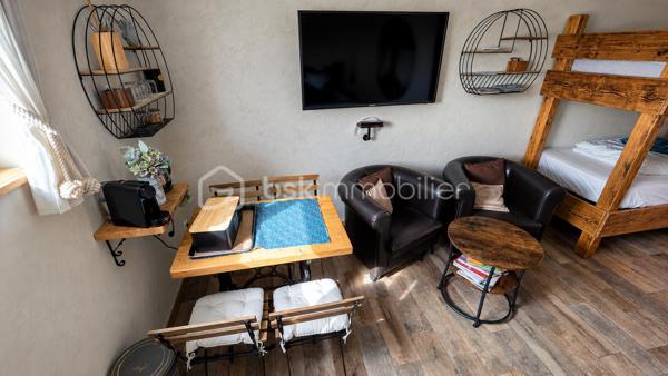 ENSEMBLE IMMOBILIER 270 m² – MAISON, RESTAURANT ET 2 CHAMBRES D'HÔTES

Situé à Marckolsheim, au bord du Canal du Rhône au Rhin et sur le parcours de l'Euro Vélo 15, cet ensemble immobilier entièrement rénové développe environ 270 m² habitables et offre un cadre exceptionnel au cœur de l'Alsace.

L'ensemble comprend :

• Une ancienne maison éclusière rénovée d'environ 110 m² habitables comprenant une vaste pièce de vie, 3 chambres dont une avec dressing, salle de bains, cave et espace bien-être avec spa 6 personnes.

La propriété bénéficie d'une vue panoramique remarquable sur la plaine d'Alsace et les reliefs vosgiens. Les couchers de soleil y offrent un spectacle naturel particulièrement apprécié par la clientèle du restaurant ainsi que par les hôtes de passage.

• Un restaurant entièrement rénové en 2022 d'environ 80 m² comprenant une salle d'environ 40 couverts ainsi qu'un espace de restauration extérieur d'environ 50 couverts en bordure du Canal du Rhône au Rhin.

• Deux chambres d'hôtes indépendantes d'environ 40 m² chacune, rénovées en 2022 et immédiatement exploitables.

Les points forts :

✓ Ensemble immobilier rénové
✓ Activité touristique et restauration en place
✓ Vue exceptionnelle sur la plaine d'Alsace
✓ Bord du Canal du Rhône au Rhin
✓ EuroVélo 15 à proximité immédiate
✓ Spa 6 personnes
✓ Aucun travaux à prévoir
✓ Stationnement facile
✓ Fort potentiel de développement

Situation idéale :

* Centre-ville de Marckolsheim à moins de 3 minutes
* Allemagne à proximité immédiate
* Europa-Park à environ 25 km
* Colmar à 30 minutes
* Strasbourg à 45 minutes

Un bien rare réunissant habitation, restauration et hébergement touristique dans un environnement privilégié, recherché pour son calme, sa nature et sa vue exceptionnelle.

Prix affiché optimisé dans le cadre d'une location avec option d'achat sur 18 mois. Occupation immédiate possible. Prix de vente fixé dès la signature. Les loyers versés ne sont pas déductibles du prix d'acquisition.