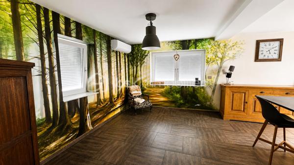 ENSEMBLE IMMOBILIER 270 m² – MAISON, RESTAURANT ET 2 CHAMBRES D'HÔTES

Situé à Marckolsheim, au bord du Canal du Rhône au Rhin et sur le parcours de l'Euro Vélo 15, cet ensemble immobilier entièrement rénové développe environ 270 m² habitables et offre un cadre exceptionnel au cœur de l'Alsace.

L'ensemble comprend :

• Une ancienne maison éclusière rénovée d'environ 110 m² habitables comprenant une vaste pièce de vie, 3 chambres dont une avec dressing, salle de bains, cave et espace bien-être avec spa 6 personnes.

La propriété bénéficie d'une vue panoramique remarquable sur la plaine d'Alsace et les reliefs vosgiens. Les couchers de soleil y offrent un spectacle naturel particulièrement apprécié par la clientèle du restaurant ainsi que par les hôtes de passage.

• Un restaurant entièrement rénové en 2022 d'environ 80 m² comprenant une salle d'environ 40 couverts ainsi qu'un espace de restauration extérieur d'environ 50 couverts en bordure du Canal du Rhône au Rhin.

• Deux chambres d'hôtes indépendantes d'environ 40 m² chacune, rénovées en 2022 et immédiatement exploitables.

Les points forts :

✓ Ensemble immobilier rénové
✓ Activité touristique et restauration en place
✓ Vue exceptionnelle sur la plaine d'Alsace
✓ Bord du Canal du Rhône au Rhin
✓ EuroVélo 15 à proximité immédiate
✓ Spa 6 personnes
✓ Aucun travaux à prévoir
✓ Stationnement facile
✓ Fort potentiel de développement

Situation idéale :

* Centre-ville de Marckolsheim à moins de 3 minutes
* Allemagne à proximité immédiate
* Europa-Park à environ 25 km
* Colmar à 30 minutes
* Strasbourg à 45 minutes

Un bien rare réunissant habitation, restauration et hébergement touristique dans un environnement privilégié, recherché pour son calme, sa nature et sa vue exceptionnelle.

Prix affiché optimisé dans le cadre d'une location avec option d'achat sur 18 mois. Occupation immédiate possible. Prix de vente fixé dès la signature. Les loyers versés ne sont pas déductibles du prix d'acquisition.