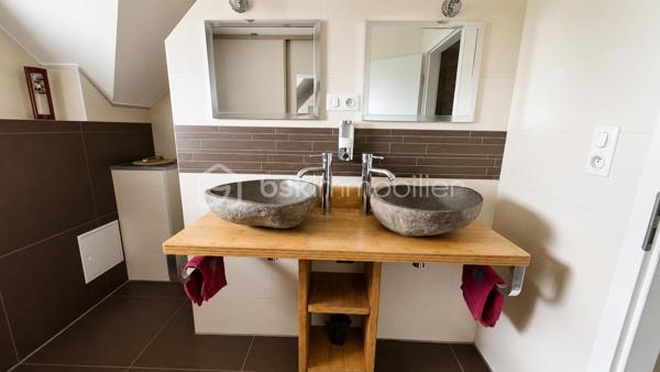 ENSEMBLE IMMOBILIER 270 m² – MAISON, RESTAURANT ET 2 CHAMBRES D'HÔTES

Situé à Marckolsheim, au bord du Canal du Rhône au Rhin et sur le parcours de l'Euro Vélo 15, cet ensemble immobilier entièrement rénové développe environ 270 m² habitables et offre un cadre exceptionnel au cœur de l'Alsace.

L'ensemble comprend :

• Une ancienne maison éclusière rénovée d'environ 110 m² habitables comprenant une vaste pièce de vie, 3 chambres dont une avec dressing, salle de bains, cave et espace bien-être avec spa 6 personnes.

La propriété bénéficie d'une vue panoramique remarquable sur la plaine d'Alsace et les reliefs vosgiens. Les couchers de soleil y offrent un spectacle naturel particulièrement apprécié par la clientèle du restaurant ainsi que par les hôtes de passage.

• Un restaurant entièrement rénové en 2022 d'environ 80 m² comprenant une salle d'environ 40 couverts ainsi qu'un espace de restauration extérieur d'environ 50 couverts en bordure du Canal du Rhône au Rhin.

• Deux chambres d'hôtes indépendantes d'environ 40 m² chacune, rénovées en 2022 et immédiatement exploitables.

Les points forts :

✓ Ensemble immobilier rénové
✓ Activité touristique et restauration en place
✓ Vue exceptionnelle sur la plaine d'Alsace
✓ Bord du Canal du Rhône au Rhin
✓ EuroVélo 15 à proximité immédiate
✓ Spa 6 personnes
✓ Aucun travaux à prévoir
✓ Stationnement facile
✓ Fort potentiel de développement

Situation idéale :

* Centre-ville de Marckolsheim à moins de 3 minutes
* Allemagne à proximité immédiate
* Europa-Park à environ 25 km
* Colmar à 30 minutes
* Strasbourg à 45 minutes

Un bien rare réunissant habitation, restauration et hébergement touristique dans un environnement privilégié, recherché pour son calme, sa nature et sa vue exceptionnelle.

Prix affiché optimisé dans le cadre d'une location avec option d'achat sur 18 mois. Occupation immédiate possible. Prix de vente fixé dès la signature. Les loyers versés ne sont pas déductibles du prix d'acquisition.
