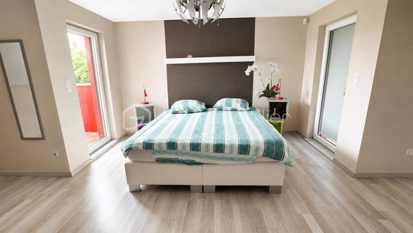 ENSEMBLE IMMOBILIER 270 m² – MAISON, RESTAURANT ET 2 CHAMBRES D'HÔTES

Situé à Marckolsheim, au bord du Canal du Rhône au Rhin et sur le parcours de l'Euro Vélo 15, cet ensemble immobilier entièrement rénové développe environ 270 m² habitables et offre un cadre exceptionnel au cœur de l'Alsace.

L'ensemble comprend :

• Une ancienne maison éclusière rénovée d'environ 110 m² habitables comprenant une vaste pièce de vie, 3 chambres dont une avec dressing, salle de bains, cave et espace bien-être avec spa 6 personnes.

La propriété bénéficie d'une vue panoramique remarquable sur la plaine d'Alsace et les reliefs vosgiens. Les couchers de soleil y offrent un spectacle naturel particulièrement apprécié par la clientèle du restaurant ainsi que par les hôtes de passage.

• Un restaurant entièrement rénové en 2022 d'environ 80 m² comprenant une salle d'environ 40 couverts ainsi qu'un espace de restauration extérieur d'environ 50 couverts en bordure du Canal du Rhône au Rhin.

• Deux chambres d'hôtes indépendantes d'environ 40 m² chacune, rénovées en 2022 et immédiatement exploitables.

Les points forts :

✓ Ensemble immobilier rénové
✓ Activité touristique et restauration en place
✓ Vue exceptionnelle sur la plaine d'Alsace
✓ Bord du Canal du Rhône au Rhin
✓ EuroVélo 15 à proximité immédiate
✓ Spa 6 personnes
✓ Aucun travaux à prévoir
✓ Stationnement facile
✓ Fort potentiel de développement

Situation idéale :

* Centre-ville de Marckolsheim à moins de 3 minutes
* Allemagne à proximité immédiate
* Europa-Park à environ 25 km
* Colmar à 30 minutes
* Strasbourg à 45 minutes

Un bien rare réunissant habitation, restauration et hébergement touristique dans un environnement privilégié, recherché pour son calme, sa nature et sa vue exceptionnelle.

Prix affiché optimisé dans le cadre d'une location avec option d'achat sur 18 mois. Occupation immédiate possible. Prix de vente fixé dès la signature. Les loyers versés ne sont pas déductibles du prix d'acquisition.