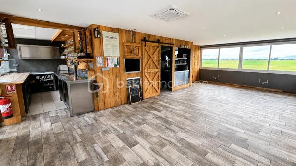 ENSEMBLE IMMOBILIER 270 m² – MAISON, RESTAURANT ET 2 CHAMBRES D'HÔTES

Situé à Marckolsheim, au bord du Canal du Rhône au Rhin et sur le parcours de l'Euro Vélo 15, cet ensemble immobilier entièrement rénové développe environ 270 m² habitables et offre un cadre exceptionnel au cœur de l'Alsace.

L'ensemble comprend :

• Une ancienne maison éclusière rénovée d'environ 110 m² habitables comprenant une vaste pièce de vie, 3 chambres dont une avec dressing, salle de bains, cave et espace bien-être avec spa 6 personnes.

La propriété bénéficie d'une vue panoramique remarquable sur la plaine d'Alsace et les reliefs vosgiens. Les couchers de soleil y offrent un spectacle naturel particulièrement apprécié par la clientèle du restaurant ainsi que par les hôtes de passage.

• Un restaurant entièrement rénové en 2022 d'environ 80 m² comprenant une salle d'environ 40 couverts ainsi qu'un espace de restauration extérieur d'environ 50 couverts en bordure du Canal du Rhône au Rhin.

• Deux chambres d'hôtes indépendantes d'environ 40 m² chacune, rénovées en 2022 et immédiatement exploitables.

Les points forts :

✓ Ensemble immobilier rénové
✓ Activité touristique et restauration en place
✓ Vue exceptionnelle sur la plaine d'Alsace
✓ Bord du Canal du Rhône au Rhin
✓ EuroVélo 15 à proximité immédiate
✓ Spa 6 personnes
✓ Aucun travaux à prévoir
✓ Stationnement facile
✓ Fort potentiel de développement

Situation idéale :

* Centre-ville de Marckolsheim à moins de 3 minutes
* Allemagne à proximité immédiate
* Europa-Park à environ 25 km
* Colmar à 30 minutes
* Strasbourg à 45 minutes

Un bien rare réunissant habitation, restauration et hébergement touristique dans un environnement privilégié, recherché pour son calme, sa nature et sa vue exceptionnelle.

Prix affiché optimisé dans le cadre d'une location avec option d'achat sur 18 mois. Occupation immédiate possible. Prix de vente fixé dès la signature. Les loyers versés ne sont pas déductibles du prix d'acquisition.
