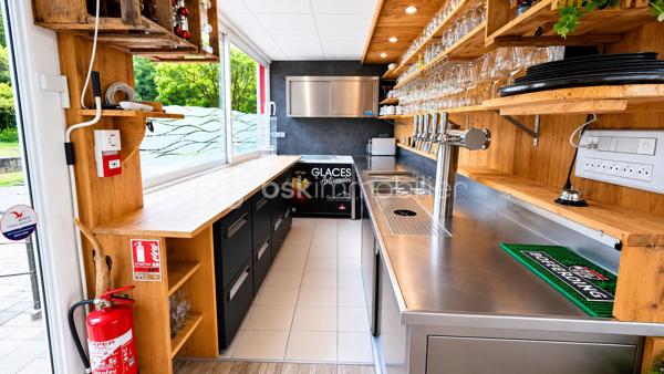 ENSEMBLE IMMOBILIER 270 m² – MAISON, RESTAURANT ET 2 CHAMBRES D'HÔTES

Situé à Marckolsheim, au bord du Canal du Rhône au Rhin et sur le parcours de l'Euro Vélo 15, cet ensemble immobilier entièrement rénové développe environ 270 m² habitables et offre un cadre exceptionnel au cœur de l'Alsace.

L'ensemble comprend :

• Une ancienne maison éclusière rénovée d'environ 110 m² habitables comprenant une vaste pièce de vie, 3 chambres dont une avec dressing, salle de bains, cave et espace bien-être avec spa 6 personnes.

La propriété bénéficie d'une vue panoramique remarquable sur la plaine d'Alsace et les reliefs vosgiens. Les couchers de soleil y offrent un spectacle naturel particulièrement apprécié par la clientèle du restaurant ainsi que par les hôtes de passage.

• Un restaurant entièrement rénové en 2022 d'environ 80 m² comprenant une salle d'environ 40 couverts ainsi qu'un espace de restauration extérieur d'environ 50 couverts en bordure du Canal du Rhône au Rhin.

• Deux chambres d'hôtes indépendantes d'environ 40 m² chacune, rénovées en 2022 et immédiatement exploitables.

Les points forts :

✓ Ensemble immobilier rénové
✓ Activité touristique et restauration en place
✓ Vue exceptionnelle sur la plaine d'Alsace
✓ Bord du Canal du Rhône au Rhin
✓ EuroVélo 15 à proximité immédiate
✓ Spa 6 personnes
✓ Aucun travaux à prévoir
✓ Stationnement facile
✓ Fort potentiel de développement

Situation idéale :

* Centre-ville de Marckolsheim à moins de 3 minutes
* Allemagne à proximité immédiate
* Europa-Park à environ 25 km
* Colmar à 30 minutes
* Strasbourg à 45 minutes

Un bien rare réunissant habitation, restauration et hébergement touristique dans un environnement privilégié, recherché pour son calme, sa nature et sa vue exceptionnelle.

Prix affiché optimisé dans le cadre d'une location avec option d'achat sur 18 mois. Occupation immédiate possible. Prix de vente fixé dès la signature. Les loyers versés ne sont pas déductibles du prix d'acquisition.