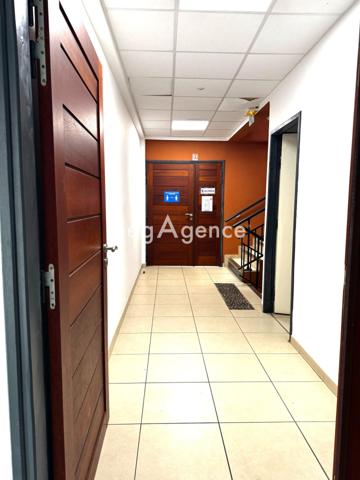 Bureaux à CAYENNE, 97300 - 24 pièces 870m²