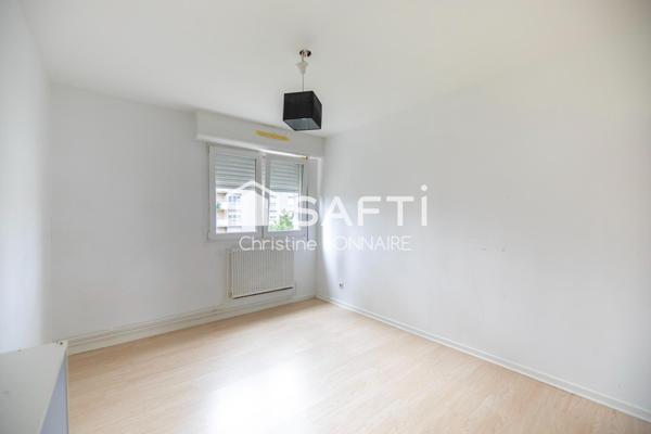 Appartement T4 avec 2 chambres, cave et garage à 15mn du centre ville