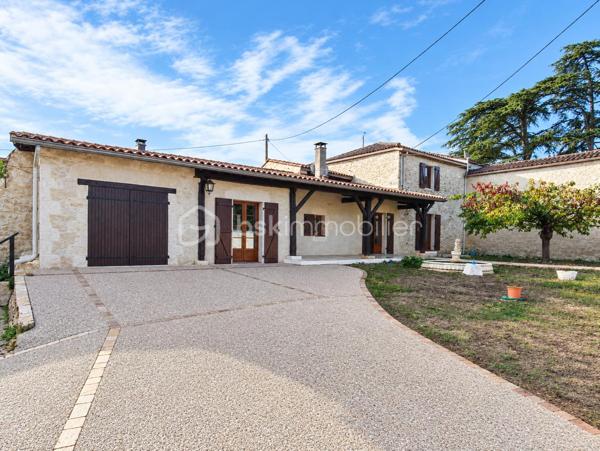 À seulement 5 minutes de Condom, découvrez cette spacieuse maison située au cœur de Béraut, avec jardin aménagé, véranda lumineuse, deux garages et grange en pierre.

D’une surface habitable d'environs 160 m², cette maison offre de beaux volumes et un cadre de vie agréable, à proximité des commerces, des écoles, des services et des axes facilitant les déplacements professionnels.

Au rez-de-chaussée, vous profiterez d’une grande cuisine de 23 m², d’un salon de près de 29 m², d’une chambre, d’une salle de bains, d’un WC indépendant et d’une arrière-cuisine.

Véritable atout de la maison, la véranda d’environ 25 m², très lumineuse et chauffée par un poêle à bois, prolonge agréablement les espaces de vie vers le jardin. À l’étage, deux chambres complètent l'ensemble.

À l’arrière, une belle surprise vous attend : un jardin verdoyant et aménagé avec plusieurs espaces de détente, terrasses, petit potager, mare, espace cuisine d’été et piscine hors sol.

La propriété dispose également de deux garages et d’une grange en pierre de 32,65 m², avec dalle béton, électricité et toiture refaite.

Double vitrage en grande partie, le systeme de chauffage est au gaz avec radiateurs dispersés par toute la maison, la maison se chauffe également au bois avec un insert dispersant sa chaleur dans toute la maison. 

Quelques travaux de modernisation sont à prévoir, notamment dans les chambres à l’étage, offrant la possibilité de personnaliser la maison selon vos envies.

Les atouts : beaux volumes, véranda chauffée, jardin intimiste, dépendances, emplacement central et proximité immédiate de Condom.

Béraut, commune indépendante, permet également de bénéficier d’une fiscalité locale potentiellement plus avantageuse que dans certaines communes voisines.

Une maison familiale avec du potentiel, idéale pour profiter d’un environnement de village tout en restant proche de toutes les commodités.

Contactez-nous pour plus d’informations et organiser une visite.