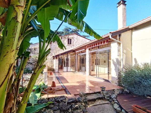 À seulement 5 minutes de Condom, découvrez cette spacieuse maison située au cœur de Béraut, avec jardin aménagé, véranda lumineuse, deux garages et grange en pierre.

D’une surface habitable d'environs 160 m², cette maison offre de beaux volumes et un cadre de vie agréable, à proximité des commerces, des écoles, des services et des axes facilitant les déplacements professionnels.

Au rez-de-chaussée, vous profiterez d’une grande cuisine de 23 m², d’un salon de près de 29 m², d’une chambre, d’une salle de bains, d’un WC indépendant et d’une arrière-cuisine.

Véritable atout de la maison, la véranda d’environ 25 m², très lumineuse et chauffée par un poêle à bois, prolonge agréablement les espaces de vie vers le jardin. À l’étage, deux chambres complètent l'ensemble.

À l’arrière, une belle surprise vous attend : un jardin verdoyant et aménagé avec plusieurs espaces de détente, terrasses, petit potager, mare, espace cuisine d’été et piscine hors sol.

La propriété dispose également de deux garages et d’une grange en pierre de 32,65 m², avec dalle béton, électricité et toiture refaite.

Double vitrage en grande partie, le systeme de chauffage est au gaz avec radiateurs dispersés par toute la maison, la maison se chauffe également au bois avec un insert dispersant sa chaleur dans toute la maison. 

Quelques travaux de modernisation sont à prévoir, notamment dans les chambres à l’étage, offrant la possibilité de personnaliser la maison selon vos envies.

Les atouts : beaux volumes, véranda chauffée, jardin intimiste, dépendances, emplacement central et proximité immédiate de Condom.

Béraut, commune indépendante, permet également de bénéficier d’une fiscalité locale potentiellement plus avantageuse que dans certaines communes voisines.

Une maison familiale avec du potentiel, idéale pour profiter d’un environnement de village tout en restant proche de toutes les commodités.

Contactez-nous pour plus d’informations et organiser une visite.