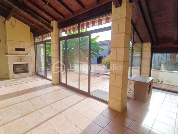 À seulement 5 minutes de Condom, découvrez cette spacieuse maison située au cœur de Béraut, avec jardin aménagé, véranda lumineuse, deux garages et grange en pierre.

D’une surface habitable d'environs 160 m², cette maison offre de beaux volumes et un cadre de vie agréable, à proximité des commerces, des écoles, des services et des axes facilitant les déplacements professionnels.

Au rez-de-chaussée, vous profiterez d’une grande cuisine de 23 m², d’un salon de près de 29 m², d’une chambre, d’une salle de bains, d’un WC indépendant et d’une arrière-cuisine.

Véritable atout de la maison, la véranda d’environ 25 m², très lumineuse et chauffée par un poêle à bois, prolonge agréablement les espaces de vie vers le jardin. À l’étage, deux chambres complètent l'ensemble.

À l’arrière, une belle surprise vous attend : un jardin verdoyant et aménagé avec plusieurs espaces de détente, terrasses, petit potager, mare, espace cuisine d’été et piscine hors sol.

La propriété dispose également de deux garages et d’une grange en pierre de 32,65 m², avec dalle béton, électricité et toiture refaite.

Double vitrage en grande partie, le systeme de chauffage est au gaz avec radiateurs dispersés par toute la maison, la maison se chauffe également au bois avec un insert dispersant sa chaleur dans toute la maison. 

Quelques travaux de modernisation sont à prévoir, notamment dans les chambres à l’étage, offrant la possibilité de personnaliser la maison selon vos envies.

Les atouts : beaux volumes, véranda chauffée, jardin intimiste, dépendances, emplacement central et proximité immédiate de Condom.

Béraut, commune indépendante, permet également de bénéficier d’une fiscalité locale potentiellement plus avantageuse que dans certaines communes voisines.

Une maison familiale avec du potentiel, idéale pour profiter d’un environnement de village tout en restant proche de toutes les commodités.

Contactez-nous pour plus d’informations et organiser une visite.