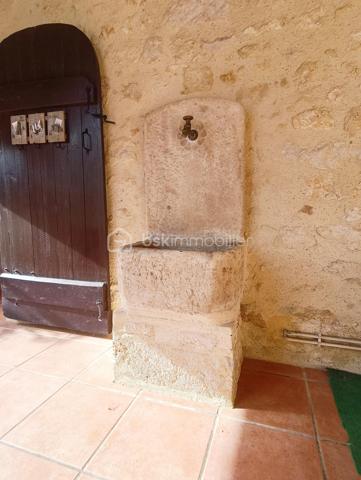 À seulement 5 minutes de Condom, découvrez cette spacieuse maison située au cœur de Béraut, avec jardin aménagé, véranda lumineuse, deux garages et grange en pierre.

D’une surface habitable d'environs 160 m², cette maison offre de beaux volumes et un cadre de vie agréable, à proximité des commerces, des écoles, des services et des axes facilitant les déplacements professionnels.

Au rez-de-chaussée, vous profiterez d’une grande cuisine de 23 m², d’un salon de près de 29 m², d’une chambre, d’une salle de bains, d’un WC indépendant et d’une arrière-cuisine.

Véritable atout de la maison, la véranda d’environ 25 m², très lumineuse et chauffée par un poêle à bois, prolonge agréablement les espaces de vie vers le jardin. À l’étage, deux chambres complètent l'ensemble.

À l’arrière, une belle surprise vous attend : un jardin verdoyant et aménagé avec plusieurs espaces de détente, terrasses, petit potager, mare, espace cuisine d’été et piscine hors sol.

La propriété dispose également de deux garages et d’une grange en pierre de 32,65 m², avec dalle béton, électricité et toiture refaite.

Double vitrage en grande partie, le systeme de chauffage est au gaz avec radiateurs dispersés par toute la maison, la maison se chauffe également au bois avec un insert dispersant sa chaleur dans toute la maison. 

Quelques travaux de modernisation sont à prévoir, notamment dans les chambres à l’étage, offrant la possibilité de personnaliser la maison selon vos envies.

Les atouts : beaux volumes, véranda chauffée, jardin intimiste, dépendances, emplacement central et proximité immédiate de Condom.

Béraut, commune indépendante, permet également de bénéficier d’une fiscalité locale potentiellement plus avantageuse que dans certaines communes voisines.

Une maison familiale avec du potentiel, idéale pour profiter d’un environnement de village tout en restant proche de toutes les commodités.

Contactez-nous pour plus d’informations et organiser une visite.