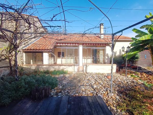 À seulement 5 minutes de Condom, découvrez cette spacieuse maison située au cœur de Béraut, avec jardin aménagé, véranda lumineuse, deux garages et grange en pierre.

D’une surface habitable d'environs 160 m², cette maison offre de beaux volumes et un cadre de vie agréable, à proximité des commerces, des écoles, des services et des axes facilitant les déplacements professionnels.

Au rez-de-chaussée, vous profiterez d’une grande cuisine de 23 m², d’un salon de près de 29 m², d’une chambre, d’une salle de bains, d’un WC indépendant et d’une arrière-cuisine.

Véritable atout de la maison, la véranda d’environ 25 m², très lumineuse et chauffée par un poêle à bois, prolonge agréablement les espaces de vie vers le jardin. À l’étage, deux chambres complètent l'ensemble.

À l’arrière, une belle surprise vous attend : un jardin verdoyant et aménagé avec plusieurs espaces de détente, terrasses, petit potager, mare, espace cuisine d’été et piscine hors sol.

La propriété dispose également de deux garages et d’une grange en pierre de 32,65 m², avec dalle béton, électricité et toiture refaite.

Double vitrage en grande partie, le systeme de chauffage est au gaz avec radiateurs dispersés par toute la maison, la maison se chauffe également au bois avec un insert dispersant sa chaleur dans toute la maison. 

Quelques travaux de modernisation sont à prévoir, notamment dans les chambres à l’étage, offrant la possibilité de personnaliser la maison selon vos envies.

Les atouts : beaux volumes, véranda chauffée, jardin intimiste, dépendances, emplacement central et proximité immédiate de Condom.

Béraut, commune indépendante, permet également de bénéficier d’une fiscalité locale potentiellement plus avantageuse que dans certaines communes voisines.

Une maison familiale avec du potentiel, idéale pour profiter d’un environnement de village tout en restant proche de toutes les commodités.

Contactez-nous pour plus d’informations et organiser une visite.