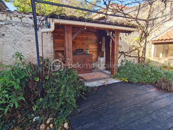 À seulement 5 minutes de Condom, découvrez cette spacieuse maison située au cœur de Béraut, avec jardin aménagé, véranda lumineuse, deux garages et grange en pierre.

D’une surface habitable d'environs 160 m², cette maison offre de beaux volumes et un cadre de vie agréable, à proximité des commerces, des écoles, des services et des axes facilitant les déplacements professionnels.

Au rez-de-chaussée, vous profiterez d’une grande cuisine de 23 m², d’un salon de près de 29 m², d’une chambre, d’une salle de bains, d’un WC indépendant et d’une arrière-cuisine.

Véritable atout de la maison, la véranda d’environ 25 m², très lumineuse et chauffée par un poêle à bois, prolonge agréablement les espaces de vie vers le jardin. À l’étage, deux chambres complètent l'ensemble.

À l’arrière, une belle surprise vous attend : un jardin verdoyant et aménagé avec plusieurs espaces de détente, terrasses, petit potager, mare, espace cuisine d’été et piscine hors sol.

La propriété dispose également de deux garages et d’une grange en pierre de 32,65 m², avec dalle béton, électricité et toiture refaite.

Double vitrage en grande partie, le systeme de chauffage est au gaz avec radiateurs dispersés par toute la maison, la maison se chauffe également au bois avec un insert dispersant sa chaleur dans toute la maison. 

Quelques travaux de modernisation sont à prévoir, notamment dans les chambres à l’étage, offrant la possibilité de personnaliser la maison selon vos envies.

Les atouts : beaux volumes, véranda chauffée, jardin intimiste, dépendances, emplacement central et proximité immédiate de Condom.

Béraut, commune indépendante, permet également de bénéficier d’une fiscalité locale potentiellement plus avantageuse que dans certaines communes voisines.

Une maison familiale avec du potentiel, idéale pour profiter d’un environnement de village tout en restant proche de toutes les commodités.

Contactez-nous pour plus d’informations et organiser une visite.