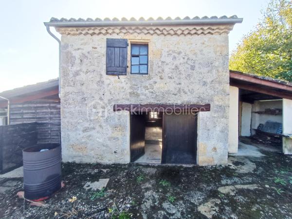 À seulement 5 minutes de Condom, découvrez cette spacieuse maison située au cœur de Béraut, avec jardin aménagé, véranda lumineuse, deux garages et grange en pierre.

D’une surface habitable d'environs 160 m², cette maison offre de beaux volumes et un cadre de vie agréable, à proximité des commerces, des écoles, des services et des axes facilitant les déplacements professionnels.

Au rez-de-chaussée, vous profiterez d’une grande cuisine de 23 m², d’un salon de près de 29 m², d’une chambre, d’une salle de bains, d’un WC indépendant et d’une arrière-cuisine.

Véritable atout de la maison, la véranda d’environ 25 m², très lumineuse et chauffée par un poêle à bois, prolonge agréablement les espaces de vie vers le jardin. À l’étage, deux chambres complètent l'ensemble.

À l’arrière, une belle surprise vous attend : un jardin verdoyant et aménagé avec plusieurs espaces de détente, terrasses, petit potager, mare, espace cuisine d’été et piscine hors sol.

La propriété dispose également de deux garages et d’une grange en pierre de 32,65 m², avec dalle béton, électricité et toiture refaite.

Double vitrage en grande partie, le systeme de chauffage est au gaz avec radiateurs dispersés par toute la maison, la maison se chauffe également au bois avec un insert dispersant sa chaleur dans toute la maison. 

Quelques travaux de modernisation sont à prévoir, notamment dans les chambres à l’étage, offrant la possibilité de personnaliser la maison selon vos envies.

Les atouts : beaux volumes, véranda chauffée, jardin intimiste, dépendances, emplacement central et proximité immédiate de Condom.

Béraut, commune indépendante, permet également de bénéficier d’une fiscalité locale potentiellement plus avantageuse que dans certaines communes voisines.

Une maison familiale avec du potentiel, idéale pour profiter d’un environnement de village tout en restant proche de toutes les commodités.

Contactez-nous pour plus d’informations et organiser une visite.