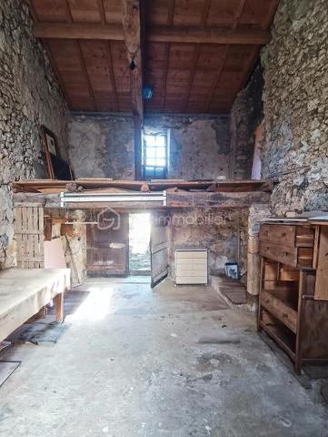 À seulement 5 minutes de Condom, découvrez cette spacieuse maison située au cœur de Béraut, avec jardin aménagé, véranda lumineuse, deux garages et grange en pierre.

D’une surface habitable d'environs 160 m², cette maison offre de beaux volumes et un cadre de vie agréable, à proximité des commerces, des écoles, des services et des axes facilitant les déplacements professionnels.

Au rez-de-chaussée, vous profiterez d’une grande cuisine de 23 m², d’un salon de près de 29 m², d’une chambre, d’une salle de bains, d’un WC indépendant et d’une arrière-cuisine.

Véritable atout de la maison, la véranda d’environ 25 m², très lumineuse et chauffée par un poêle à bois, prolonge agréablement les espaces de vie vers le jardin. À l’étage, deux chambres complètent l'ensemble.

À l’arrière, une belle surprise vous attend : un jardin verdoyant et aménagé avec plusieurs espaces de détente, terrasses, petit potager, mare, espace cuisine d’été et piscine hors sol.

La propriété dispose également de deux garages et d’une grange en pierre de 32,65 m², avec dalle béton, électricité et toiture refaite.

Double vitrage en grande partie, le systeme de chauffage est au gaz avec radiateurs dispersés par toute la maison, la maison se chauffe également au bois avec un insert dispersant sa chaleur dans toute la maison. 

Quelques travaux de modernisation sont à prévoir, notamment dans les chambres à l’étage, offrant la possibilité de personnaliser la maison selon vos envies.

Les atouts : beaux volumes, véranda chauffée, jardin intimiste, dépendances, emplacement central et proximité immédiate de Condom.

Béraut, commune indépendante, permet également de bénéficier d’une fiscalité locale potentiellement plus avantageuse que dans certaines communes voisines.

Une maison familiale avec du potentiel, idéale pour profiter d’un environnement de village tout en restant proche de toutes les commodités.

Contactez-nous pour plus d’informations et organiser une visite.