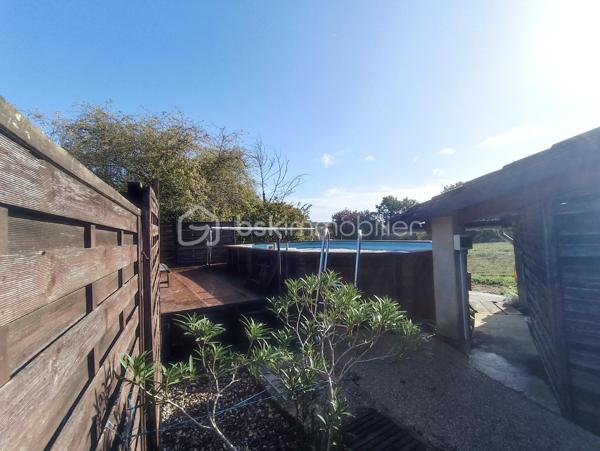 À seulement 5 minutes de Condom, découvrez cette spacieuse maison située au cœur de Béraut, avec jardin aménagé, véranda lumineuse, deux garages et grange en pierre.

D’une surface habitable d'environs 160 m², cette maison offre de beaux volumes et un cadre de vie agréable, à proximité des commerces, des écoles, des services et des axes facilitant les déplacements professionnels.

Au rez-de-chaussée, vous profiterez d’une grande cuisine de 23 m², d’un salon de près de 29 m², d’une chambre, d’une salle de bains, d’un WC indépendant et d’une arrière-cuisine.

Véritable atout de la maison, la véranda d’environ 25 m², très lumineuse et chauffée par un poêle à bois, prolonge agréablement les espaces de vie vers le jardin. À l’étage, deux chambres complètent l'ensemble.

À l’arrière, une belle surprise vous attend : un jardin verdoyant et aménagé avec plusieurs espaces de détente, terrasses, petit potager, mare, espace cuisine d’été et piscine hors sol.

La propriété dispose également de deux garages et d’une grange en pierre de 32,65 m², avec dalle béton, électricité et toiture refaite.

Double vitrage en grande partie, le systeme de chauffage est au gaz avec radiateurs dispersés par toute la maison, la maison se chauffe également au bois avec un insert dispersant sa chaleur dans toute la maison. 

Quelques travaux de modernisation sont à prévoir, notamment dans les chambres à l’étage, offrant la possibilité de personnaliser la maison selon vos envies.

Les atouts : beaux volumes, véranda chauffée, jardin intimiste, dépendances, emplacement central et proximité immédiate de Condom.

Béraut, commune indépendante, permet également de bénéficier d’une fiscalité locale potentiellement plus avantageuse que dans certaines communes voisines.

Une maison familiale avec du potentiel, idéale pour profiter d’un environnement de village tout en restant proche de toutes les commodités.

Contactez-nous pour plus d’informations et organiser une visite.