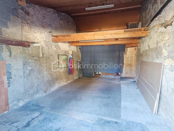 À seulement 5 minutes de Condom, découvrez cette spacieuse maison située au cœur de Béraut, avec jardin aménagé, véranda lumineuse, deux garages et grange en pierre.

D’une surface habitable d'environs 160 m², cette maison offre de beaux volumes et un cadre de vie agréable, à proximité des commerces, des écoles, des services et des axes facilitant les déplacements professionnels.

Au rez-de-chaussée, vous profiterez d’une grande cuisine de 23 m², d’un salon de près de 29 m², d’une chambre, d’une salle de bains, d’un WC indépendant et d’une arrière-cuisine.

Véritable atout de la maison, la véranda d’environ 25 m², très lumineuse et chauffée par un poêle à bois, prolonge agréablement les espaces de vie vers le jardin. À l’étage, deux chambres complètent l'ensemble.

À l’arrière, une belle surprise vous attend : un jardin verdoyant et aménagé avec plusieurs espaces de détente, terrasses, petit potager, mare, espace cuisine d’été et piscine hors sol.

La propriété dispose également de deux garages et d’une grange en pierre de 32,65 m², avec dalle béton, électricité et toiture refaite.

Double vitrage en grande partie, le systeme de chauffage est au gaz avec radiateurs dispersés par toute la maison, la maison se chauffe également au bois avec un insert dispersant sa chaleur dans toute la maison. 

Quelques travaux de modernisation sont à prévoir, notamment dans les chambres à l’étage, offrant la possibilité de personnaliser la maison selon vos envies.

Les atouts : beaux volumes, véranda chauffée, jardin intimiste, dépendances, emplacement central et proximité immédiate de Condom.

Béraut, commune indépendante, permet également de bénéficier d’une fiscalité locale potentiellement plus avantageuse que dans certaines communes voisines.

Une maison familiale avec du potentiel, idéale pour profiter d’un environnement de village tout en restant proche de toutes les commodités.

Contactez-nous pour plus d’informations et organiser une visite.