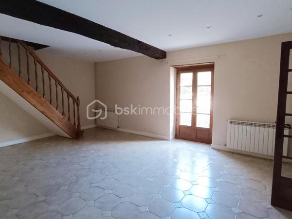 À seulement 5 minutes de Condom, découvrez cette spacieuse maison située au cœur de Béraut, avec jardin aménagé, véranda lumineuse, deux garages et grange en pierre.

D’une surface habitable d'environs 160 m², cette maison offre de beaux volumes et un cadre de vie agréable, à proximité des commerces, des écoles, des services et des axes facilitant les déplacements professionnels.

Au rez-de-chaussée, vous profiterez d’une grande cuisine de 23 m², d’un salon de près de 29 m², d’une chambre, d’une salle de bains, d’un WC indépendant et d’une arrière-cuisine.

Véritable atout de la maison, la véranda d’environ 25 m², très lumineuse et chauffée par un poêle à bois, prolonge agréablement les espaces de vie vers le jardin. À l’étage, deux chambres complètent l'ensemble.

À l’arrière, une belle surprise vous attend : un jardin verdoyant et aménagé avec plusieurs espaces de détente, terrasses, petit potager, mare, espace cuisine d’été et piscine hors sol.

La propriété dispose également de deux garages et d’une grange en pierre de 32,65 m², avec dalle béton, électricité et toiture refaite.

Double vitrage en grande partie, le systeme de chauffage est au gaz avec radiateurs dispersés par toute la maison, la maison se chauffe également au bois avec un insert dispersant sa chaleur dans toute la maison. 

Quelques travaux de modernisation sont à prévoir, notamment dans les chambres à l’étage, offrant la possibilité de personnaliser la maison selon vos envies.

Les atouts : beaux volumes, véranda chauffée, jardin intimiste, dépendances, emplacement central et proximité immédiate de Condom.

Béraut, commune indépendante, permet également de bénéficier d’une fiscalité locale potentiellement plus avantageuse que dans certaines communes voisines.

Une maison familiale avec du potentiel, idéale pour profiter d’un environnement de village tout en restant proche de toutes les commodités.

Contactez-nous pour plus d’informations et organiser une visite.