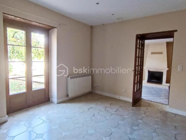 À seulement 5 minutes de Condom, découvrez cette spacieuse maison située au cœur de Béraut, avec jardin aménagé, véranda lumineuse, deux garages et grange en pierre.

D’une surface habitable d'environs 160 m², cette maison offre de beaux volumes et un cadre de vie agréable, à proximité des commerces, des écoles, des services et des axes facilitant les déplacements professionnels.

Au rez-de-chaussée, vous profiterez d’une grande cuisine de 23 m², d’un salon de près de 29 m², d’une chambre, d’une salle de bains, d’un WC indépendant et d’une arrière-cuisine.

Véritable atout de la maison, la véranda d’environ 25 m², très lumineuse et chauffée par un poêle à bois, prolonge agréablement les espaces de vie vers le jardin. À l’étage, deux chambres complètent l'ensemble.

À l’arrière, une belle surprise vous attend : un jardin verdoyant et aménagé avec plusieurs espaces de détente, terrasses, petit potager, mare, espace cuisine d’été et piscine hors sol.

La propriété dispose également de deux garages et d’une grange en pierre de 32,65 m², avec dalle béton, électricité et toiture refaite.

Double vitrage en grande partie, le systeme de chauffage est au gaz avec radiateurs dispersés par toute la maison, la maison se chauffe également au bois avec un insert dispersant sa chaleur dans toute la maison. 

Quelques travaux de modernisation sont à prévoir, notamment dans les chambres à l’étage, offrant la possibilité de personnaliser la maison selon vos envies.

Les atouts : beaux volumes, véranda chauffée, jardin intimiste, dépendances, emplacement central et proximité immédiate de Condom.

Béraut, commune indépendante, permet également de bénéficier d’une fiscalité locale potentiellement plus avantageuse que dans certaines communes voisines.

Une maison familiale avec du potentiel, idéale pour profiter d’un environnement de village tout en restant proche de toutes les commodités.

Contactez-nous pour plus d’informations et organiser une visite.