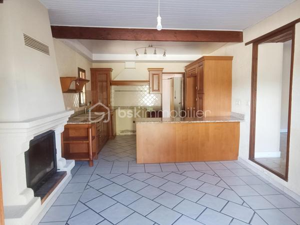 À seulement 5 minutes de Condom, découvrez cette spacieuse maison située au cœur de Béraut, avec jardin aménagé, véranda lumineuse, deux garages et grange en pierre.

D’une surface habitable d'environs 160 m², cette maison offre de beaux volumes et un cadre de vie agréable, à proximité des commerces, des écoles, des services et des axes facilitant les déplacements professionnels.

Au rez-de-chaussée, vous profiterez d’une grande cuisine de 23 m², d’un salon de près de 29 m², d’une chambre, d’une salle de bains, d’un WC indépendant et d’une arrière-cuisine.

Véritable atout de la maison, la véranda d’environ 25 m², très lumineuse et chauffée par un poêle à bois, prolonge agréablement les espaces de vie vers le jardin. À l’étage, deux chambres complètent l'ensemble.

À l’arrière, une belle surprise vous attend : un jardin verdoyant et aménagé avec plusieurs espaces de détente, terrasses, petit potager, mare, espace cuisine d’été et piscine hors sol.

La propriété dispose également de deux garages et d’une grange en pierre de 32,65 m², avec dalle béton, électricité et toiture refaite.

Double vitrage en grande partie, le systeme de chauffage est au gaz avec radiateurs dispersés par toute la maison, la maison se chauffe également au bois avec un insert dispersant sa chaleur dans toute la maison. 

Quelques travaux de modernisation sont à prévoir, notamment dans les chambres à l’étage, offrant la possibilité de personnaliser la maison selon vos envies.

Les atouts : beaux volumes, véranda chauffée, jardin intimiste, dépendances, emplacement central et proximité immédiate de Condom.

Béraut, commune indépendante, permet également de bénéficier d’une fiscalité locale potentiellement plus avantageuse que dans certaines communes voisines.

Une maison familiale avec du potentiel, idéale pour profiter d’un environnement de village tout en restant proche de toutes les commodités.

Contactez-nous pour plus d’informations et organiser une visite.