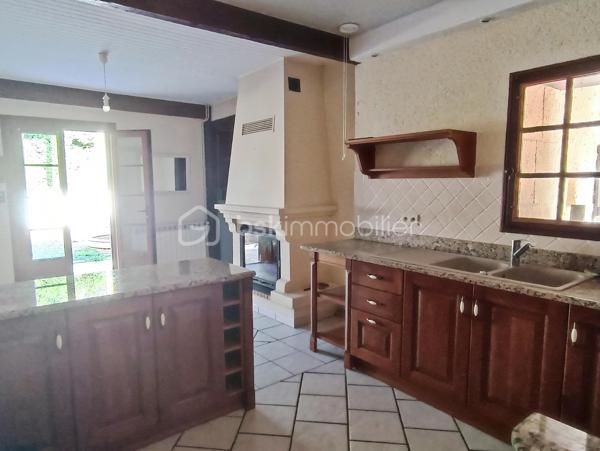 À seulement 5 minutes de Condom, découvrez cette spacieuse maison située au cœur de Béraut, avec jardin aménagé, véranda lumineuse, deux garages et grange en pierre.

D’une surface habitable d'environs 160 m², cette maison offre de beaux volumes et un cadre de vie agréable, à proximité des commerces, des écoles, des services et des axes facilitant les déplacements professionnels.

Au rez-de-chaussée, vous profiterez d’une grande cuisine de 23 m², d’un salon de près de 29 m², d’une chambre, d’une salle de bains, d’un WC indépendant et d’une arrière-cuisine.

Véritable atout de la maison, la véranda d’environ 25 m², très lumineuse et chauffée par un poêle à bois, prolonge agréablement les espaces de vie vers le jardin. À l’étage, deux chambres complètent l'ensemble.

À l’arrière, une belle surprise vous attend : un jardin verdoyant et aménagé avec plusieurs espaces de détente, terrasses, petit potager, mare, espace cuisine d’été et piscine hors sol.

La propriété dispose également de deux garages et d’une grange en pierre de 32,65 m², avec dalle béton, électricité et toiture refaite.

Double vitrage en grande partie, le systeme de chauffage est au gaz avec radiateurs dispersés par toute la maison, la maison se chauffe également au bois avec un insert dispersant sa chaleur dans toute la maison. 

Quelques travaux de modernisation sont à prévoir, notamment dans les chambres à l’étage, offrant la possibilité de personnaliser la maison selon vos envies.

Les atouts : beaux volumes, véranda chauffée, jardin intimiste, dépendances, emplacement central et proximité immédiate de Condom.

Béraut, commune indépendante, permet également de bénéficier d’une fiscalité locale potentiellement plus avantageuse que dans certaines communes voisines.

Une maison familiale avec du potentiel, idéale pour profiter d’un environnement de village tout en restant proche de toutes les commodités.

Contactez-nous pour plus d’informations et organiser une visite.