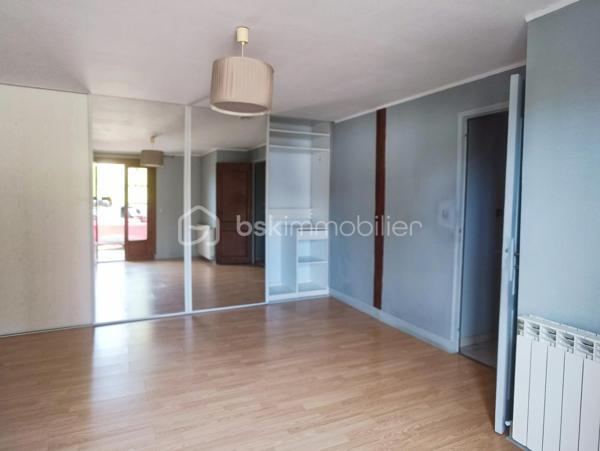 À seulement 5 minutes de Condom, découvrez cette spacieuse maison située au cœur de Béraut, avec jardin aménagé, véranda lumineuse, deux garages et grange en pierre.

D’une surface habitable d'environs 160 m², cette maison offre de beaux volumes et un cadre de vie agréable, à proximité des commerces, des écoles, des services et des axes facilitant les déplacements professionnels.

Au rez-de-chaussée, vous profiterez d’une grande cuisine de 23 m², d’un salon de près de 29 m², d’une chambre, d’une salle de bains, d’un WC indépendant et d’une arrière-cuisine.

Véritable atout de la maison, la véranda d’environ 25 m², très lumineuse et chauffée par un poêle à bois, prolonge agréablement les espaces de vie vers le jardin. À l’étage, deux chambres complètent l'ensemble.

À l’arrière, une belle surprise vous attend : un jardin verdoyant et aménagé avec plusieurs espaces de détente, terrasses, petit potager, mare, espace cuisine d’été et piscine hors sol.

La propriété dispose également de deux garages et d’une grange en pierre de 32,65 m², avec dalle béton, électricité et toiture refaite.

Double vitrage en grande partie, le systeme de chauffage est au gaz avec radiateurs dispersés par toute la maison, la maison se chauffe également au bois avec un insert dispersant sa chaleur dans toute la maison. 

Quelques travaux de modernisation sont à prévoir, notamment dans les chambres à l’étage, offrant la possibilité de personnaliser la maison selon vos envies.

Les atouts : beaux volumes, véranda chauffée, jardin intimiste, dépendances, emplacement central et proximité immédiate de Condom.

Béraut, commune indépendante, permet également de bénéficier d’une fiscalité locale potentiellement plus avantageuse que dans certaines communes voisines.

Une maison familiale avec du potentiel, idéale pour profiter d’un environnement de village tout en restant proche de toutes les commodités.

Contactez-nous pour plus d’informations et organiser une visite.