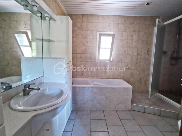 À seulement 5 minutes de Condom, découvrez cette spacieuse maison située au cœur de Béraut, avec jardin aménagé, véranda lumineuse, deux garages et grange en pierre.

D’une surface habitable d'environs 160 m², cette maison offre de beaux volumes et un cadre de vie agréable, à proximité des commerces, des écoles, des services et des axes facilitant les déplacements professionnels.

Au rez-de-chaussée, vous profiterez d’une grande cuisine de 23 m², d’un salon de près de 29 m², d’une chambre, d’une salle de bains, d’un WC indépendant et d’une arrière-cuisine.

Véritable atout de la maison, la véranda d’environ 25 m², très lumineuse et chauffée par un poêle à bois, prolonge agréablement les espaces de vie vers le jardin. À l’étage, deux chambres complètent l'ensemble.

À l’arrière, une belle surprise vous attend : un jardin verdoyant et aménagé avec plusieurs espaces de détente, terrasses, petit potager, mare, espace cuisine d’été et piscine hors sol.

La propriété dispose également de deux garages et d’une grange en pierre de 32,65 m², avec dalle béton, électricité et toiture refaite.

Double vitrage en grande partie, le systeme de chauffage est au gaz avec radiateurs dispersés par toute la maison, la maison se chauffe également au bois avec un insert dispersant sa chaleur dans toute la maison. 

Quelques travaux de modernisation sont à prévoir, notamment dans les chambres à l’étage, offrant la possibilité de personnaliser la maison selon vos envies.

Les atouts : beaux volumes, véranda chauffée, jardin intimiste, dépendances, emplacement central et proximité immédiate de Condom.

Béraut, commune indépendante, permet également de bénéficier d’une fiscalité locale potentiellement plus avantageuse que dans certaines communes voisines.

Une maison familiale avec du potentiel, idéale pour profiter d’un environnement de village tout en restant proche de toutes les commodités.

Contactez-nous pour plus d’informations et organiser une visite.