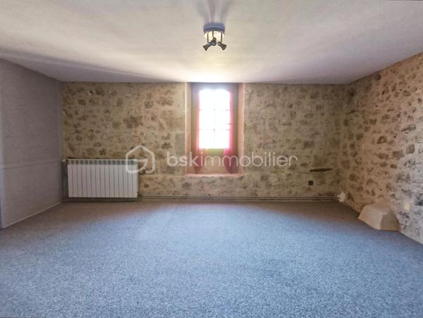 À seulement 5 minutes de Condom, découvrez cette spacieuse maison située au cœur de Béraut, avec jardin aménagé, véranda lumineuse, deux garages et grange en pierre.

D’une surface habitable d'environs 160 m², cette maison offre de beaux volumes et un cadre de vie agréable, à proximité des commerces, des écoles, des services et des axes facilitant les déplacements professionnels.

Au rez-de-chaussée, vous profiterez d’une grande cuisine de 23 m², d’un salon de près de 29 m², d’une chambre, d’une salle de bains, d’un WC indépendant et d’une arrière-cuisine.

Véritable atout de la maison, la véranda d’environ 25 m², très lumineuse et chauffée par un poêle à bois, prolonge agréablement les espaces de vie vers le jardin. À l’étage, deux chambres complètent l'ensemble.

À l’arrière, une belle surprise vous attend : un jardin verdoyant et aménagé avec plusieurs espaces de détente, terrasses, petit potager, mare, espace cuisine d’été et piscine hors sol.

La propriété dispose également de deux garages et d’une grange en pierre de 32,65 m², avec dalle béton, électricité et toiture refaite.

Double vitrage en grande partie, le systeme de chauffage est au gaz avec radiateurs dispersés par toute la maison, la maison se chauffe également au bois avec un insert dispersant sa chaleur dans toute la maison. 

Quelques travaux de modernisation sont à prévoir, notamment dans les chambres à l’étage, offrant la possibilité de personnaliser la maison selon vos envies.

Les atouts : beaux volumes, véranda chauffée, jardin intimiste, dépendances, emplacement central et proximité immédiate de Condom.

Béraut, commune indépendante, permet également de bénéficier d’une fiscalité locale potentiellement plus avantageuse que dans certaines communes voisines.

Une maison familiale avec du potentiel, idéale pour profiter d’un environnement de village tout en restant proche de toutes les commodités.

Contactez-nous pour plus d’informations et organiser une visite.