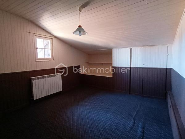 À seulement 5 minutes de Condom, découvrez cette spacieuse maison située au cœur de Béraut, avec jardin aménagé, véranda lumineuse, deux garages et grange en pierre.

D’une surface habitable d'environs 160 m², cette maison offre de beaux volumes et un cadre de vie agréable, à proximité des commerces, des écoles, des services et des axes facilitant les déplacements professionnels.

Au rez-de-chaussée, vous profiterez d’une grande cuisine de 23 m², d’un salon de près de 29 m², d’une chambre, d’une salle de bains, d’un WC indépendant et d’une arrière-cuisine.

Véritable atout de la maison, la véranda d’environ 25 m², très lumineuse et chauffée par un poêle à bois, prolonge agréablement les espaces de vie vers le jardin. À l’étage, deux chambres complètent l'ensemble.

À l’arrière, une belle surprise vous attend : un jardin verdoyant et aménagé avec plusieurs espaces de détente, terrasses, petit potager, mare, espace cuisine d’été et piscine hors sol.

La propriété dispose également de deux garages et d’une grange en pierre de 32,65 m², avec dalle béton, électricité et toiture refaite.

Double vitrage en grande partie, le systeme de chauffage est au gaz avec radiateurs dispersés par toute la maison, la maison se chauffe également au bois avec un insert dispersant sa chaleur dans toute la maison. 

Quelques travaux de modernisation sont à prévoir, notamment dans les chambres à l’étage, offrant la possibilité de personnaliser la maison selon vos envies.

Les atouts : beaux volumes, véranda chauffée, jardin intimiste, dépendances, emplacement central et proximité immédiate de Condom.

Béraut, commune indépendante, permet également de bénéficier d’une fiscalité locale potentiellement plus avantageuse que dans certaines communes voisines.

Une maison familiale avec du potentiel, idéale pour profiter d’un environnement de village tout en restant proche de toutes les commodités.

Contactez-nous pour plus d’informations et organiser une visite.