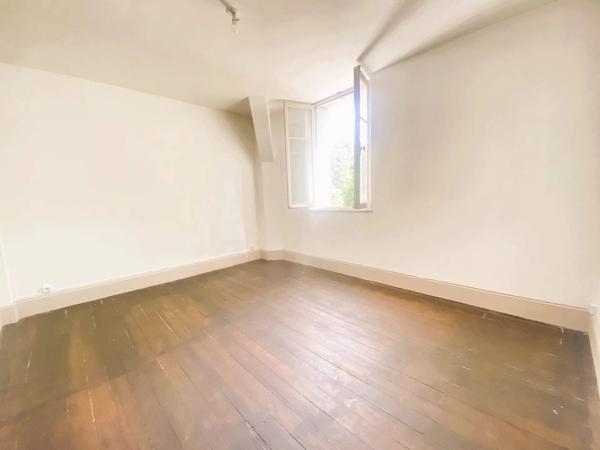 03200 VICHY -MAISON - COMPOSÉE DE 3 APPARTEMENTS DE 4 PIÈCES-AVEC TERRASSE AVEC CAVE ET PARKING PRIVATIF- COEUR DE VILLE -