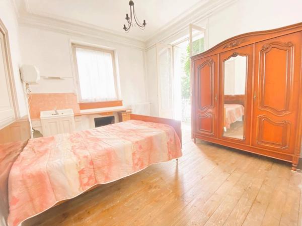 03200 VICHY -MAISON - COMPOSÉE DE 3 APPARTEMENTS DE 4 PIÈCES-AVEC TERRASSE AVEC CAVE ET PARKING PRIVATIF- COEUR DE VILLE -