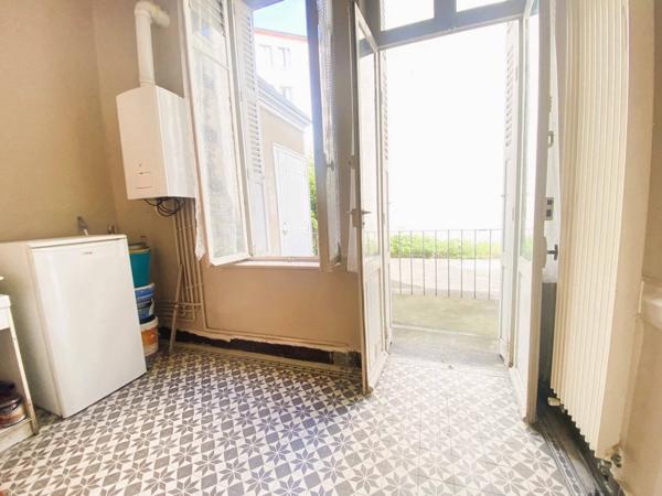 03200 VICHY -MAISON - COMPOSÉE DE 3 APPARTEMENTS DE 4 PIÈCES-AVEC TERRASSE AVEC CAVE ET PARKING PRIVATIF- COEUR DE VILLE -