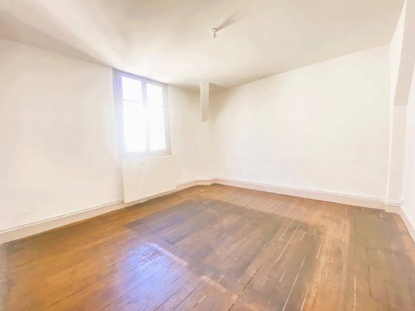 03200 VICHY -MAISON - COMPOSÉE DE 3 APPARTEMENTS DE 4 PIÈCES-AVEC TERRASSE AVEC CAVE ET PARKING PRIVATIF- COEUR DE VILLE -