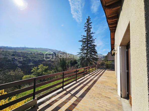 Située dans un quartier calme et recherché de Champeix, cette maison familiale de 139 m² habitables saura vous séduire par sa luminosité, ses volumes et son environnement privilégié. Implantée sur un terrain de 1 091 m², elle bénéficie d'une belle vue dégagée et d'un cadre de vie paisible, sans vis-à-vis.

L'habitation offre une vie principalement de plain-pied. Vous découvrirez une entrée desservant une agréable pièce de vie baignée de lumière, agrémentée d'une cheminée, une cuisine indépendante, trois chambres, une salle d'eau ainsi qu'un WC séparé.

À l'étage, les combles aménagés proposent un véritable espace complémentaire comprenant une grande quatrième chambre, une salle d'eau avec WC et plusieurs espaces de rangement indépendants de type dressing. Cet étage constitue un espace idéal pour une suite parentale, un coin adolescents ou un espace de télétravail.

À l'extérieur, une terrasse vous permettra de profiter des beaux jours dans un environnement calme et verdoyant. Un garage ainsi qu'un sous-sol complètent ce bien et offrent de nombreuses possibilités de rangement et de stockage.

Cette maison nécessite quelques travaux et du rafraîchissement, laissant ainsi la possibilité à ses futurs propriétaires de la personnaliser selon leurs envies et leurs besoins.

Les atouts :

✔ 139 m² habitables ;
✔ Terrain de 1 091 m² ;
✔ 4 chambres ;
✔ Vie de plain-pied ;
✔ Maison lumineuse ;
✔ Vue dégagée et absence de vis-à-vis ;
✔ Quartier calme et recherché ;
✔ Grande Terrasse, garage et sous-sol ;
✔ Nombreux espaces de rangement ;
✔ Assainissement collectif.

Une maison idéale pour une famille à la recherche d'espace, de tranquillité et d'un bien offrant un beau potentiel d'aménagement, à seulement quelques minutes des commodités de Champeix.

Une belle opportunité à découvrir sans tarder ! Contactez-moi pour organiser une visite.