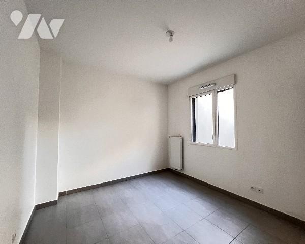 Coeur Point du Jour, T2 de 44,55 m² avec belle terrasse de 21 m² et garage dans résidence récente.