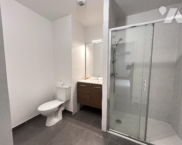 Coeur Point du Jour, T2 de 44,55 m² avec belle terrasse de 21 m² et garage dans résidence récente.