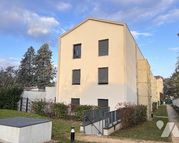 Coeur Point du Jour, T2 de 44,55 m² avec belle terrasse de 21 m² et garage dans résidence récente.