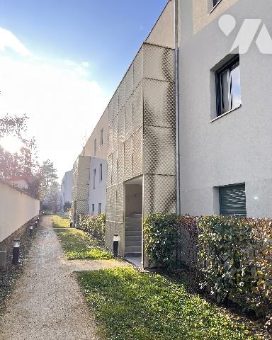 Coeur Point du Jour, T2 de 44,55 m² avec belle terrasse de 21 m² et garage dans résidence récente.