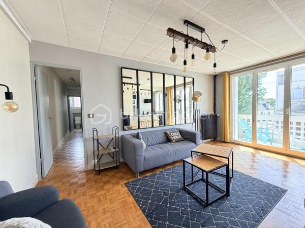 À La Riche, à deux pas du Jardin Botanique, de l’Hôpital Bretonneau et de la Faculté de Médecine, découvrez cet appartement de 63 m² situé au 1er étage d’une résidence calme et entretenue.

L’appartement se compose d’un séjour lumineux, d’une cuisine entièrement équipée, de trois chambres, d’une salle de bains et de WC séparés. Vendu meublé, il conviendra aussi bien à une famille qu’à un investisseur recherchant un secteur à forte demande locative.

Vous profiterez également d’un grand garage fermé, d’une place de stationnement privative et d’un arrêt de bus au pied de la résidence. La future ligne de tramway à proximité.

Résidence de 4 étages, ravalement de façade récent, aucun gros travaux à prévoir. Commerces, écoles et services sont accessibles en quelques minutes.

Un emplacement recherché, un appartement fonctionnel et un fort potentiel : une belle opportunité à découvrir rapidement.
