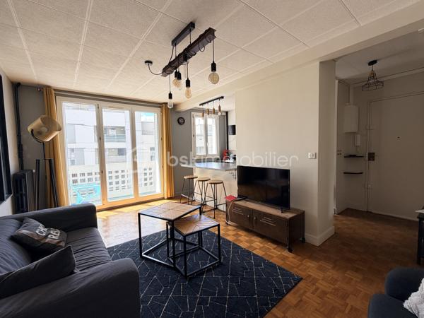 À La Riche, à deux pas du Jardin Botanique, de l’Hôpital Bretonneau et de la Faculté de Médecine, découvrez cet appartement de 63 m² situé au 1er étage d’une résidence calme et entretenue.

L’appartement se compose d’un séjour lumineux, d’une cuisine entièrement équipée, de trois chambres, d’une salle de bains et de WC séparés. Vendu meublé, il conviendra aussi bien à une famille qu’à un investisseur recherchant un secteur à forte demande locative.

Vous profiterez également d’un grand garage fermé, d’une place de stationnement privative et d’un arrêt de bus au pied de la résidence. La future ligne de tramway à proximité.

Résidence de 4 étages, ravalement de façade récent, aucun gros travaux à prévoir. Commerces, écoles et services sont accessibles en quelques minutes.

Un emplacement recherché, un appartement fonctionnel et un fort potentiel : une belle opportunité à découvrir rapidement.