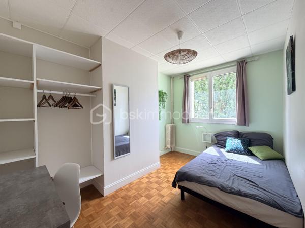 À La Riche, à deux pas du Jardin Botanique, de l’Hôpital Bretonneau et de la Faculté de Médecine, découvrez cet appartement de 63 m² situé au 1er étage d’une résidence calme et entretenue.

L’appartement se compose d’un séjour lumineux, d’une cuisine entièrement équipée, de trois chambres, d’une salle de bains et de WC séparés. Vendu meublé, il conviendra aussi bien à une famille qu’à un investisseur recherchant un secteur à forte demande locative.

Vous profiterez également d’un grand garage fermé, d’une place de stationnement privative et d’un arrêt de bus au pied de la résidence. La future ligne de tramway à proximité.

Résidence de 4 étages, ravalement de façade récent, aucun gros travaux à prévoir. Commerces, écoles et services sont accessibles en quelques minutes.

Un emplacement recherché, un appartement fonctionnel et un fort potentiel : une belle opportunité à découvrir rapidement.