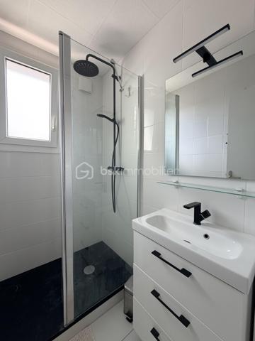 À La Riche, à deux pas du Jardin Botanique, de l’Hôpital Bretonneau et de la Faculté de Médecine, découvrez cet appartement de 63 m² situé au 1er étage d’une résidence calme et entretenue.

L’appartement se compose d’un séjour lumineux, d’une cuisine entièrement équipée, de trois chambres, d’une salle de bains et de WC séparés. Vendu meublé, il conviendra aussi bien à une famille qu’à un investisseur recherchant un secteur à forte demande locative.

Vous profiterez également d’un grand garage fermé, d’une place de stationnement privative et d’un arrêt de bus au pied de la résidence. La future ligne de tramway à proximité.

Résidence de 4 étages, ravalement de façade récent, aucun gros travaux à prévoir. Commerces, écoles et services sont accessibles en quelques minutes.

Un emplacement recherché, un appartement fonctionnel et un fort potentiel : une belle opportunité à découvrir rapidement.