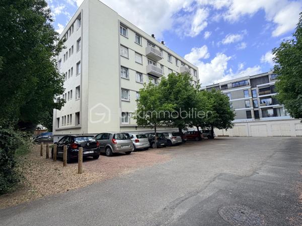 À La Riche, à deux pas du Jardin Botanique, de l’Hôpital Bretonneau et de la Faculté de Médecine, découvrez cet appartement de 63 m² situé au 1er étage d’une résidence calme et entretenue.

L’appartement se compose d’un séjour lumineux, d’une cuisine entièrement équipée, de trois chambres, d’une salle de bains et de WC séparés. Vendu meublé, il conviendra aussi bien à une famille qu’à un investisseur recherchant un secteur à forte demande locative.

Vous profiterez également d’un grand garage fermé, d’une place de stationnement privative et d’un arrêt de bus au pied de la résidence. La future ligne de tramway à proximité.

Résidence de 4 étages, ravalement de façade récent, aucun gros travaux à prévoir. Commerces, écoles et services sont accessibles en quelques minutes.

Un emplacement recherché, un appartement fonctionnel et un fort potentiel : une belle opportunité à découvrir rapidement.