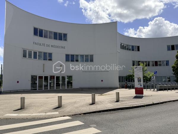À La Riche, à deux pas du Jardin Botanique, de l’Hôpital Bretonneau et de la Faculté de Médecine, découvrez cet appartement de 63 m² situé au 1er étage d’une résidence calme et entretenue.

L’appartement se compose d’un séjour lumineux, d’une cuisine entièrement équipée, de trois chambres, d’une salle de bains et de WC séparés. Vendu meublé, il conviendra aussi bien à une famille qu’à un investisseur recherchant un secteur à forte demande locative.

Vous profiterez également d’un grand garage fermé, d’une place de stationnement privative et d’un arrêt de bus au pied de la résidence. La future ligne de tramway à proximité.

Résidence de 4 étages, ravalement de façade récent, aucun gros travaux à prévoir. Commerces, écoles et services sont accessibles en quelques minutes.

Un emplacement recherché, un appartement fonctionnel et un fort potentiel : une belle opportunité à découvrir rapidement.