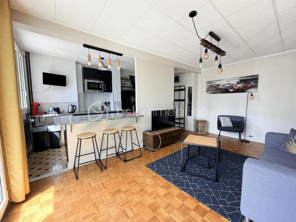 À La Riche, à deux pas du Jardin Botanique, de l’Hôpital Bretonneau et de la Faculté de Médecine, découvrez cet appartement de 63 m² situé au 1er étage d’une résidence calme et entretenue.

L’appartement se compose d’un séjour lumineux, d’une cuisine entièrement équipée, de trois chambres, d’une salle de bains et de WC séparés. Vendu meublé, il conviendra aussi bien à une famille qu’à un investisseur recherchant un secteur à forte demande locative.

Vous profiterez également d’un grand garage fermé, d’une place de stationnement privative et d’un arrêt de bus au pied de la résidence. La future ligne de tramway à proximité.

Résidence de 4 étages, ravalement de façade récent, aucun gros travaux à prévoir. Commerces, écoles et services sont accessibles en quelques minutes.

Un emplacement recherché, un appartement fonctionnel et un fort potentiel : une belle opportunité à découvrir rapidement.