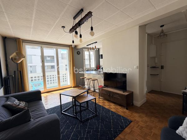 À La Riche, à deux pas du Jardin Botanique, de l’Hôpital Bretonneau et de la Faculté de Médecine, découvrez cet appartement de 63 m² situé au 1er étage d’une résidence calme et entretenue.

L’appartement se compose d’un séjour lumineux, d’une cuisine entièrement équipée, de trois chambres, d’une salle de bains et de WC séparés. Vendu meublé, il conviendra aussi bien à une famille qu’à un investisseur recherchant un secteur à forte demande locative.

Vous profiterez également d’un grand garage fermé, d’une place de stationnement privative et d’un arrêt de bus au pied de la résidence. La future ligne de tramway à proximité.

Résidence de 4 étages, ravalement de façade récent, aucun gros travaux à prévoir. Commerces, écoles et services sont accessibles en quelques minutes.

Un emplacement recherché, un appartement fonctionnel et un fort potentiel : une belle opportunité à découvrir rapidement.