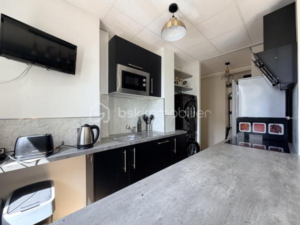À La Riche, à deux pas du Jardin Botanique, de l’Hôpital Bretonneau et de la Faculté de Médecine, découvrez cet appartement de 63 m² situé au 1er étage d’une résidence calme et entretenue.

L’appartement se compose d’un séjour lumineux, d’une cuisine entièrement équipée, de trois chambres, d’une salle de bains et de WC séparés. Vendu meublé, il conviendra aussi bien à une famille qu’à un investisseur recherchant un secteur à forte demande locative.

Vous profiterez également d’un grand garage fermé, d’une place de stationnement privative et d’un arrêt de bus au pied de la résidence. La future ligne de tramway à proximité.

Résidence de 4 étages, ravalement de façade récent, aucun gros travaux à prévoir. Commerces, écoles et services sont accessibles en quelques minutes.

Un emplacement recherché, un appartement fonctionnel et un fort potentiel : une belle opportunité à découvrir rapidement.