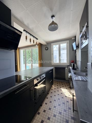 À La Riche, à deux pas du Jardin Botanique, de l’Hôpital Bretonneau et de la Faculté de Médecine, découvrez cet appartement de 63 m² situé au 1er étage d’une résidence calme et entretenue.

L’appartement se compose d’un séjour lumineux, d’une cuisine entièrement équipée, de trois chambres, d’une salle de bains et de WC séparés. Vendu meublé, il conviendra aussi bien à une famille qu’à un investisseur recherchant un secteur à forte demande locative.

Vous profiterez également d’un grand garage fermé, d’une place de stationnement privative et d’un arrêt de bus au pied de la résidence. La future ligne de tramway à proximité.

Résidence de 4 étages, ravalement de façade récent, aucun gros travaux à prévoir. Commerces, écoles et services sont accessibles en quelques minutes.

Un emplacement recherché, un appartement fonctionnel et un fort potentiel : une belle opportunité à découvrir rapidement.