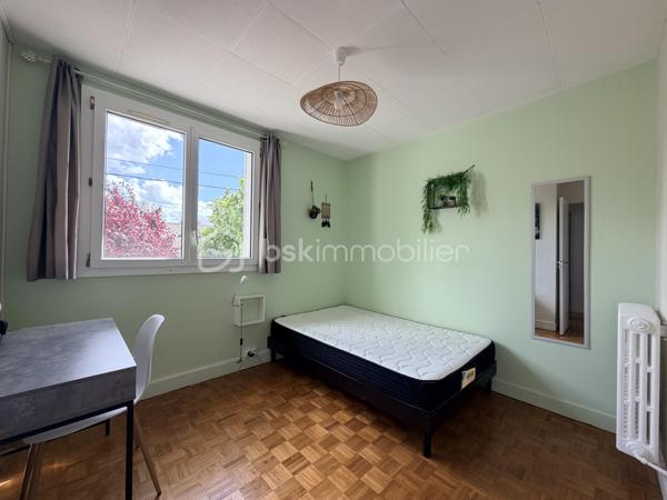 À La Riche, à deux pas du Jardin Botanique, de l’Hôpital Bretonneau et de la Faculté de Médecine, découvrez cet appartement de 63 m² situé au 1er étage d’une résidence calme et entretenue.

L’appartement se compose d’un séjour lumineux, d’une cuisine entièrement équipée, de trois chambres, d’une salle de bains et de WC séparés. Vendu meublé, il conviendra aussi bien à une famille qu’à un investisseur recherchant un secteur à forte demande locative.

Vous profiterez également d’un grand garage fermé, d’une place de stationnement privative et d’un arrêt de bus au pied de la résidence. La future ligne de tramway à proximité.

Résidence de 4 étages, ravalement de façade récent, aucun gros travaux à prévoir. Commerces, écoles et services sont accessibles en quelques minutes.

Un emplacement recherché, un appartement fonctionnel et un fort potentiel : une belle opportunité à découvrir rapidement.